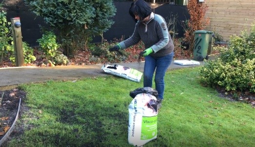 Tuinier Astrid neemt deel aan demoproeven