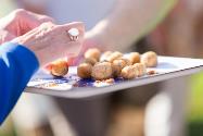 Van oud brood maak je broodballetjes. Heerlijk als apéro of in de soep